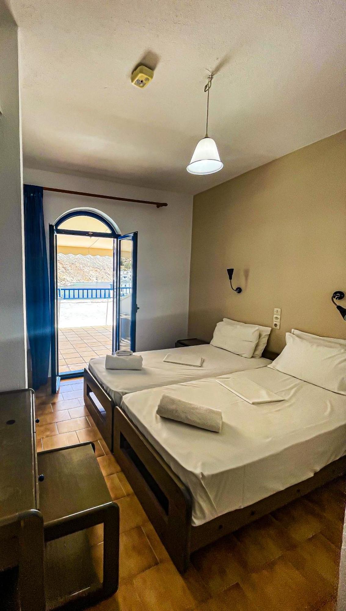 The Blue House Hotel Loutro Bagian luar foto