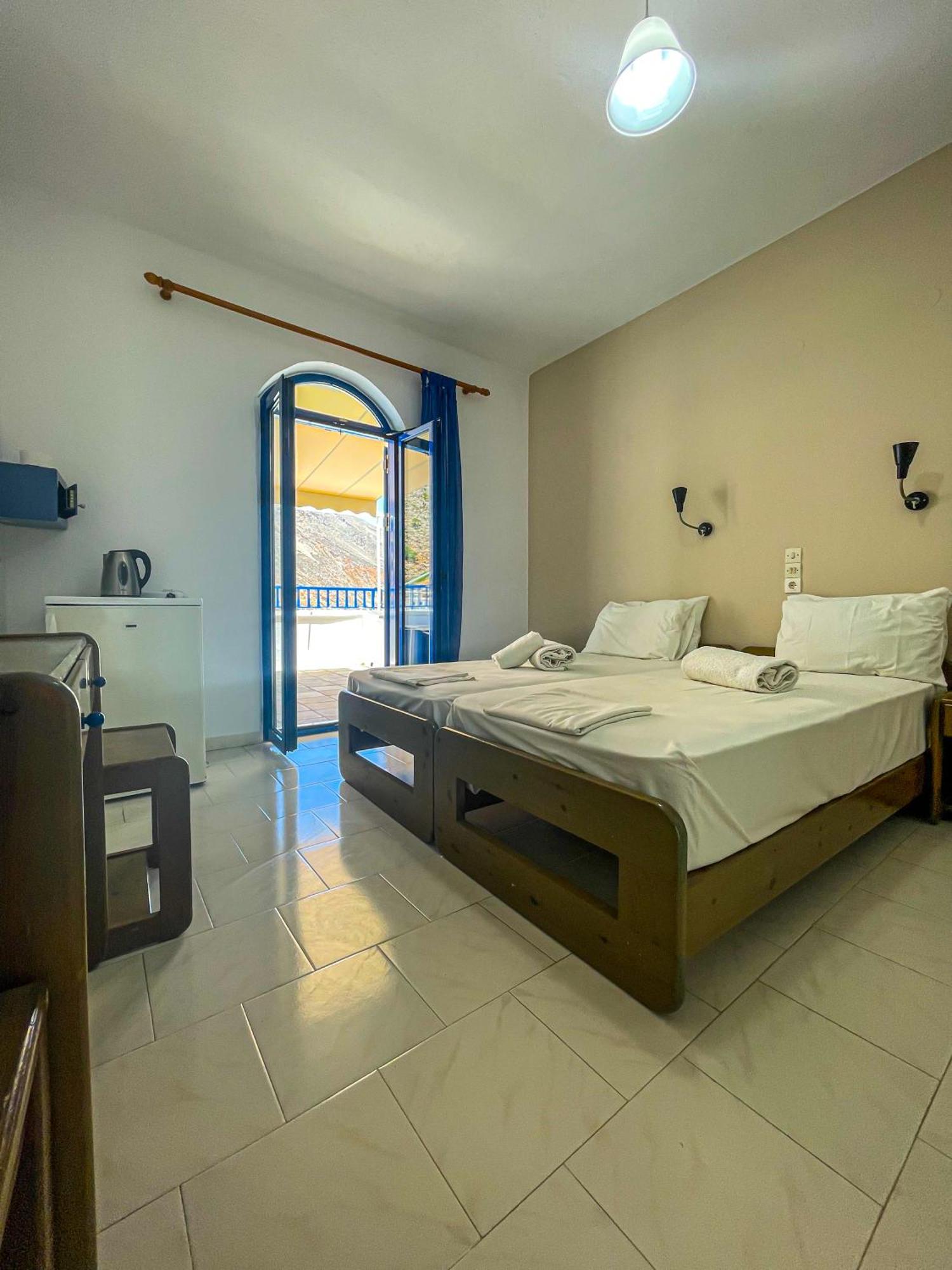 The Blue House Hotel Loutro Bagian luar foto