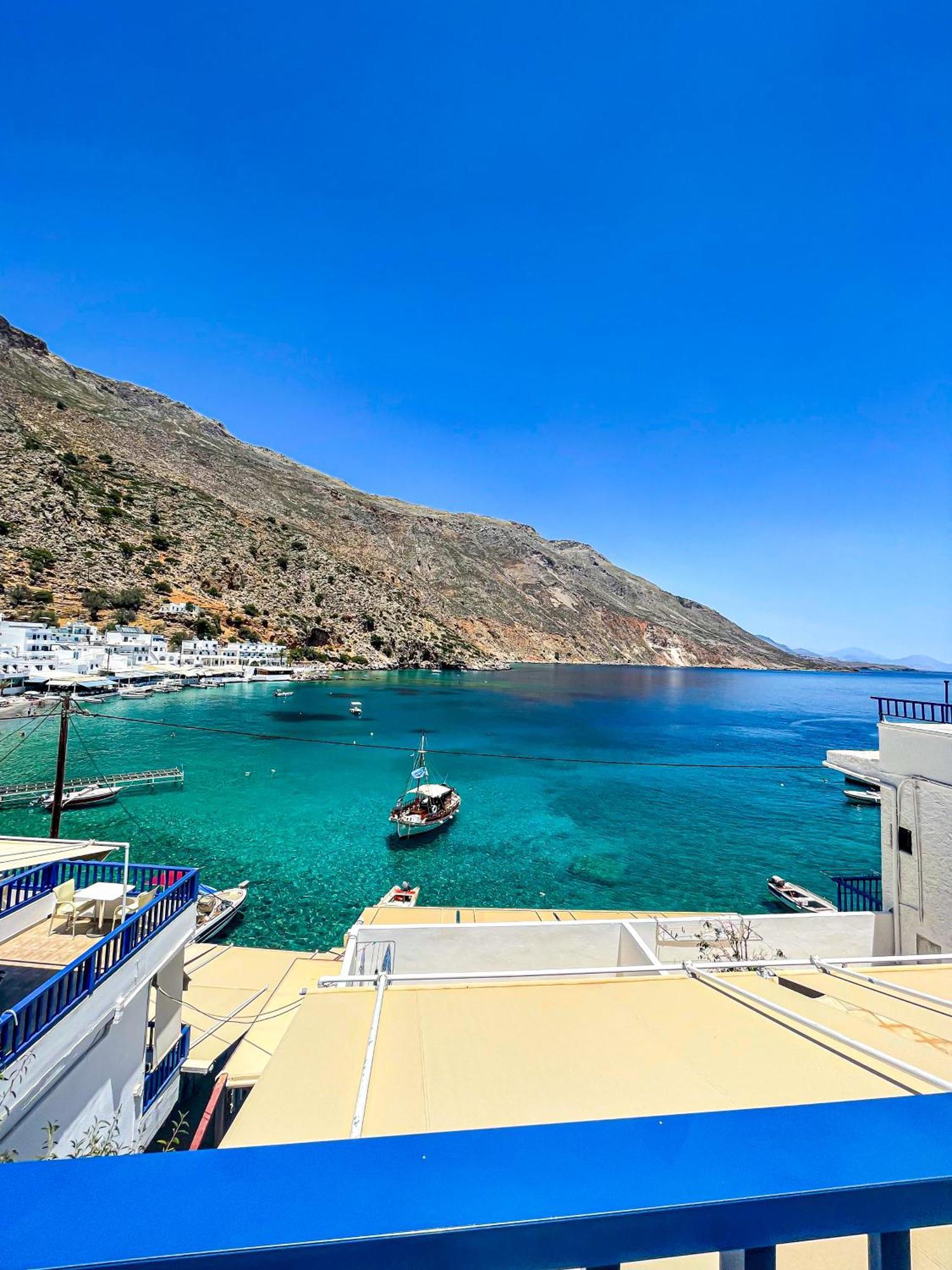 The Blue House Hotel Loutro Bagian luar foto