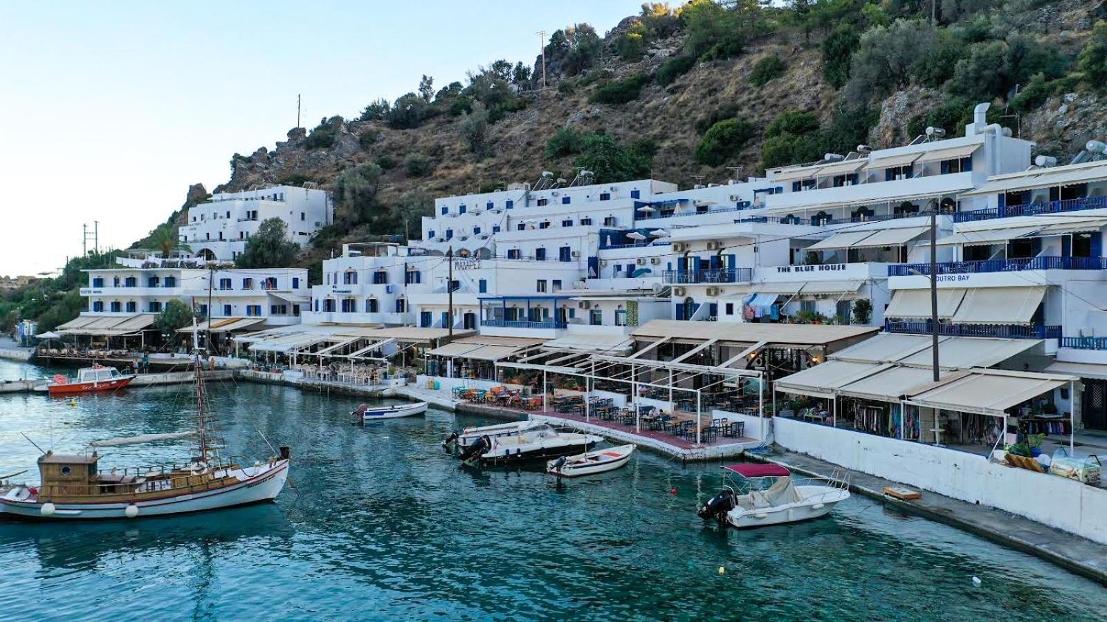 The Blue House Hotel Loutro Bagian luar foto
