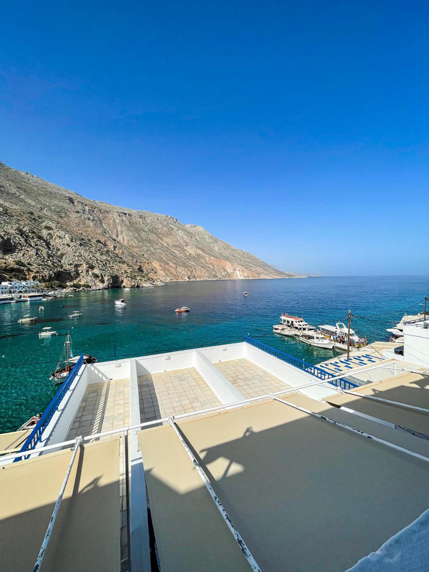 The Blue House Hotel Loutro Bagian luar foto