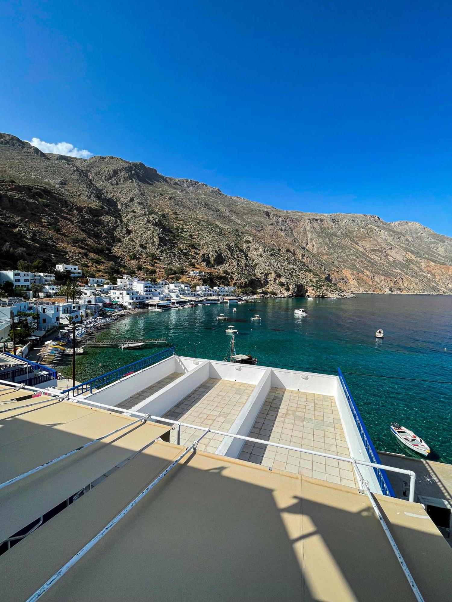 The Blue House Hotel Loutro Bagian luar foto
