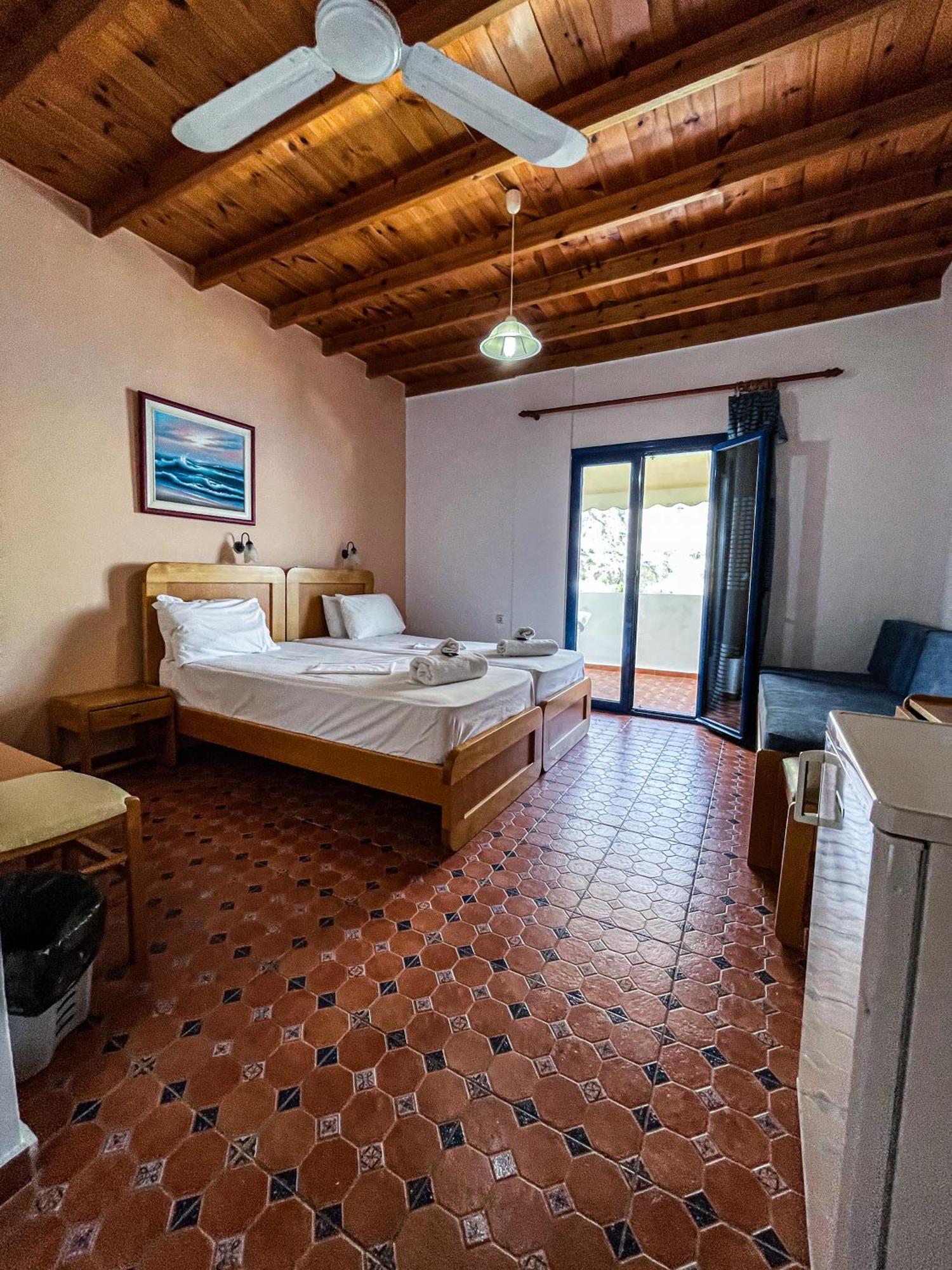 The Blue House Hotel Loutro Bagian luar foto