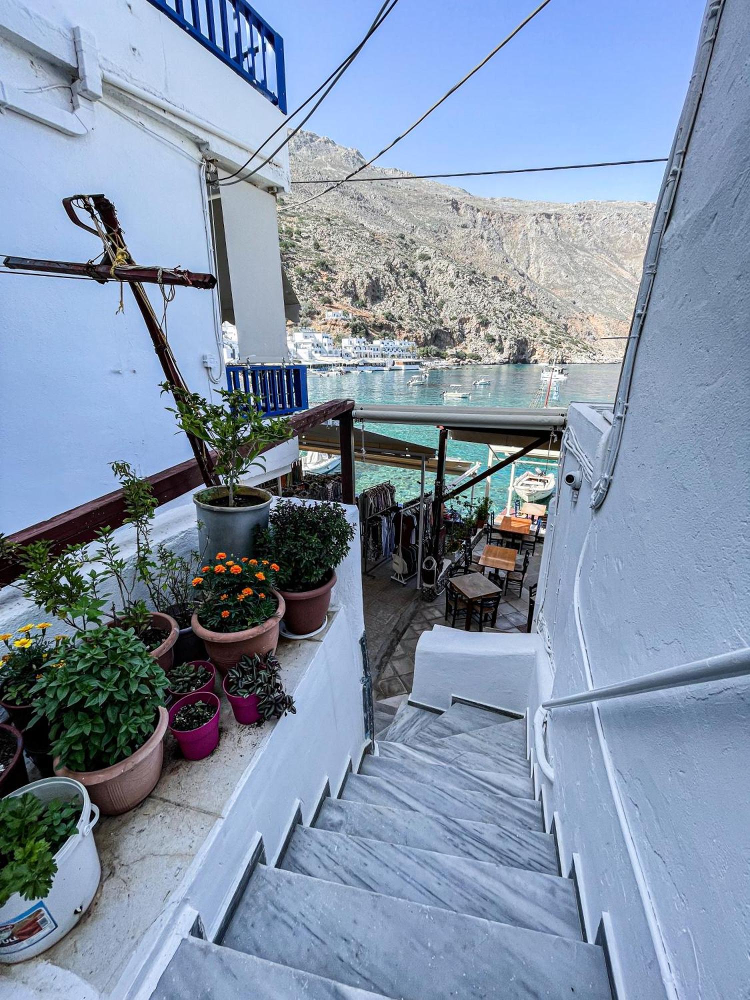 The Blue House Hotel Loutro Bagian luar foto