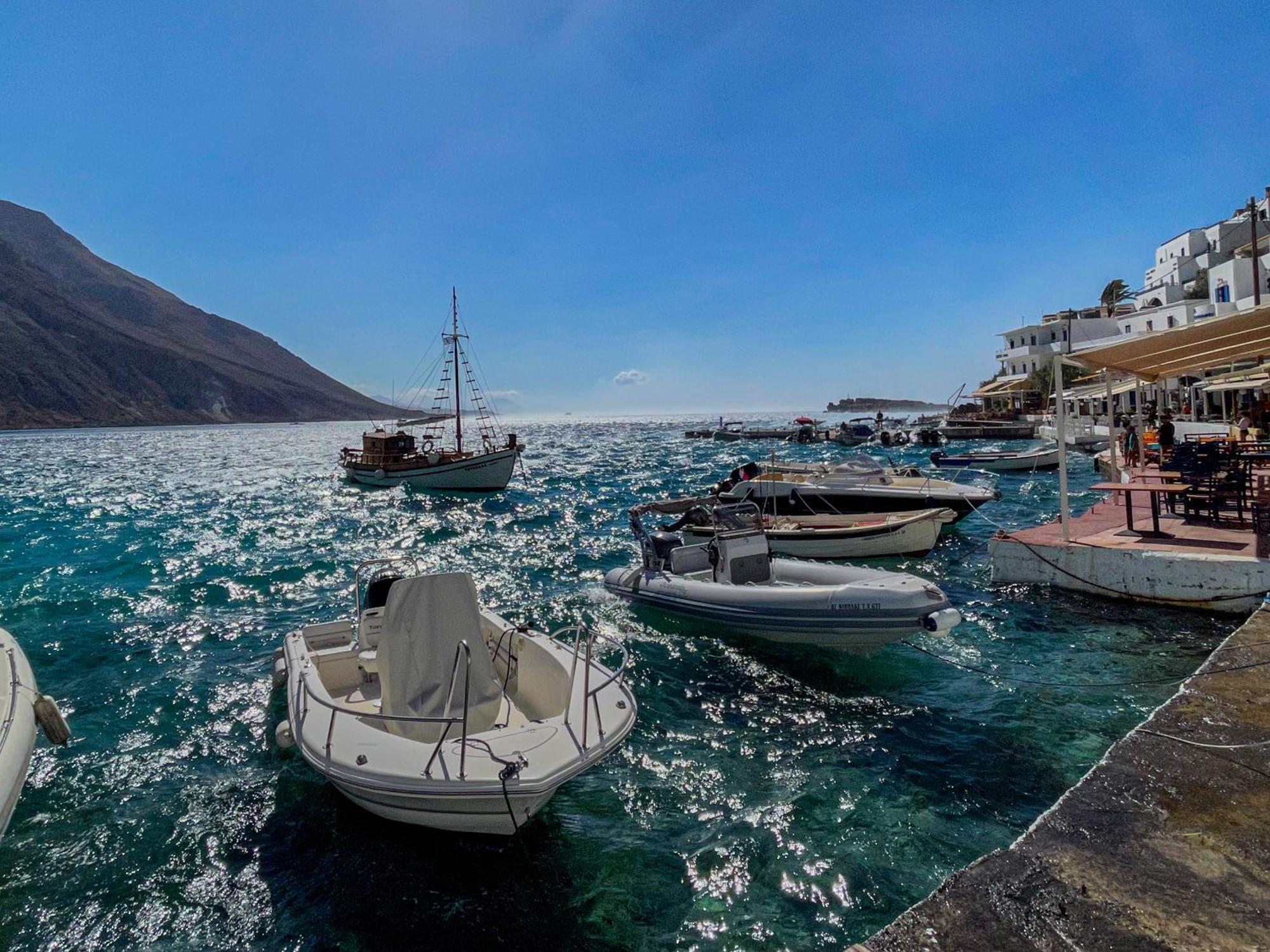 The Blue House Hotel Loutro Bagian luar foto
