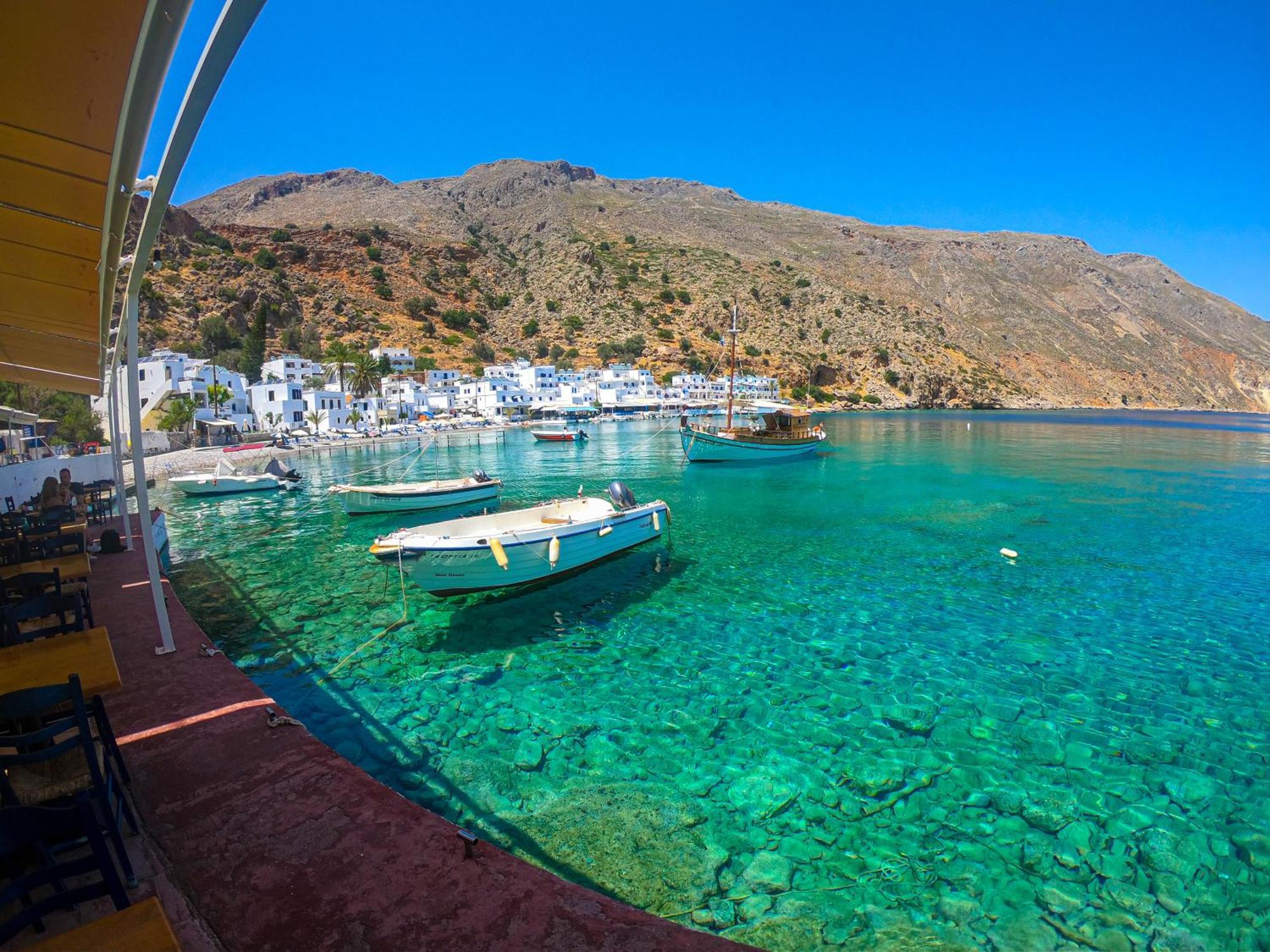 The Blue House Hotel Loutro Bagian luar foto